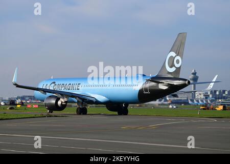 SCHIPHOL - l'équipe nationale néerlandaise quitte Schiphol avant le départ de l'équipe nationale néerlandaise au Qatar. Les pays-Bas joueront leur premier match de groupe contre le Sénégal sur 21 novembre. ANP OLAF KRAAK Banque D'Images