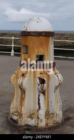 Vieux bollard d'amarrage en métal et bois Banque D'Images