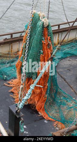 Filets de pêche colorés séchant sur un chalutier dans le port de Whitby Banque D'Images