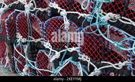 Pile de pots de homard sur un quai à Whitby, North Yorkshire, Angleterre, Royaume-Uni Banque D'Images