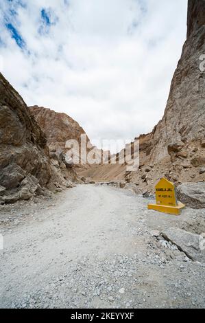 Route non pavée traversant la vallée de Kingla Jal en Inde à une altitude de 4878 mètres, route de l'Himalaya sur l'autoroute Leh – Manali Banque D'Images