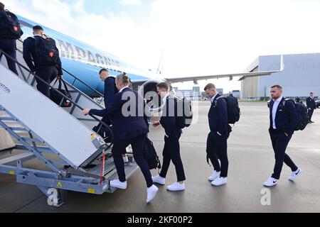 SCHIPHOL - l'équipe nationale néerlandaise quitte Schiphol avant le départ de l'équipe nationale néerlandaise au Qatar. Les pays-Bas joueront leur premier match de groupe contre le Sénégal sur 21 novembre. ANP OLAF KRAAK Banque D'Images