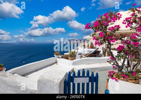 Superbes détails de l'île de Santorin, maisons blanches, portes et volets bleus, vues panoramiques sur la mer Égée. Voyage d'été paysage, rural Banque D'Images