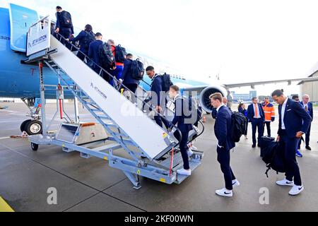 SCHIPHOL - l'équipe nationale néerlandaise quitte Schiphol avant le départ de l'équipe nationale néerlandaise au Qatar. Les pays-Bas joueront leur premier match de groupe contre le Sénégal sur 21 novembre. ANP OLAF KRAAK Banque D'Images