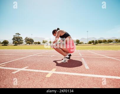 Fatigué, de repos et de femme athlète après la course, le sport et l'entraînement de coureur en extérieur. Entraînement fatigue d'une forme physique, course sportive et exercice de santé du corps sur un Banque D'Images