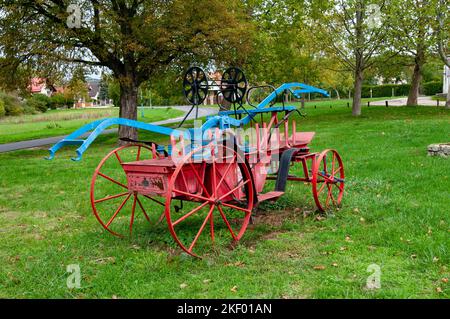 Ancienne pompe à eau manuelle de chasse-feu photographiée à Pécsely [ Pecely ] est un village du comté de Veszprém, en Hongrie. Banque D'Images