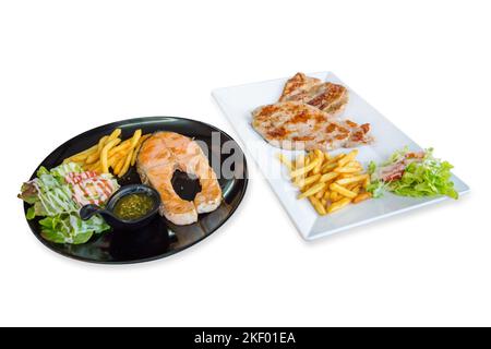 Découpe de steak de saumon et de steak de porc avec friture française sur blanc isolé. Banque D'Images