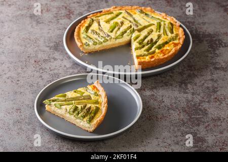 Tarte aux asperges quiche végétalienne pâtisserie maison aliments sains dans une assiette sur la table. Horizontale Banque D'Images