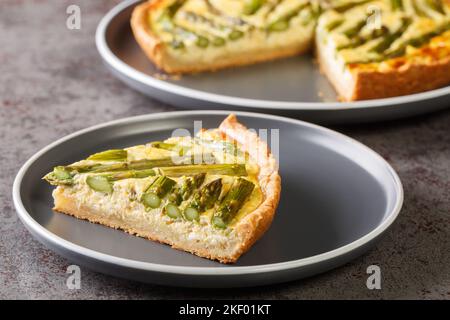 Asperges crémeuses printanières tartelez-vous dans une assiette sur la table. Horizontale Banque D'Images