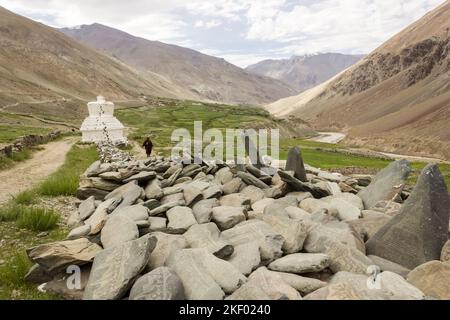 Zanskar, Inde - juillet 2012 : un long mur antique de pierres tibétaines bouddhistes sur un sentier de randonnée vers un village de la région de Zanskar dans Ladakh dans le th Banque D'Images