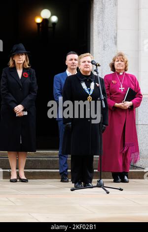 Le service Aristice dans le centre-ville de Birmingham au 11am sur 11 novembre 2022. Le service auquel assistait le Maire a eu lieu à l'extérieur de la salle de la mémoire. Dignitries prononçant des discours. Banque D'Images