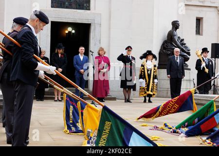 Le service Aristice dans le centre-ville de Birmingham au 11am sur 11 novembre 2022. Le service auquel assistait le Maire a eu lieu à l'extérieur de la salle de la mémoire. Les drapeaux de la Légion britannique sont abaissés à 11am Banque D'Images