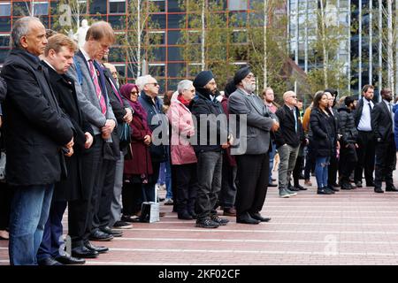 Le service Aristice dans le centre-ville de Birmingham au 11am sur 11 novembre 2022. Le service auquel assistait le Maire a eu lieu à l'extérieur de la salle de la mémoire. La foule de spectateurs se tiennent en silence. Banque D'Images