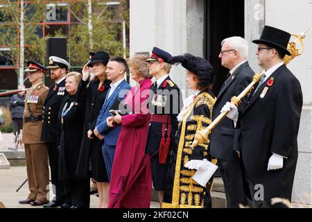 Le service Aristice dans le centre-ville de Birmingham au 11am sur 11 novembre 2022. Le service auquel assistait le Maire a eu lieu à l'extérieur de la salle de la mémoire. Banque D'Images