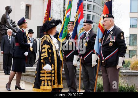 Le service Aristice dans le centre-ville de Birmingham au 11am sur 11 novembre 2022. Le service auquel assistait le Maire a eu lieu à l'extérieur de la salle de la mémoire. Le Lord Mayor inspecte les drapeaux de la Légion britannique. Banque D'Images