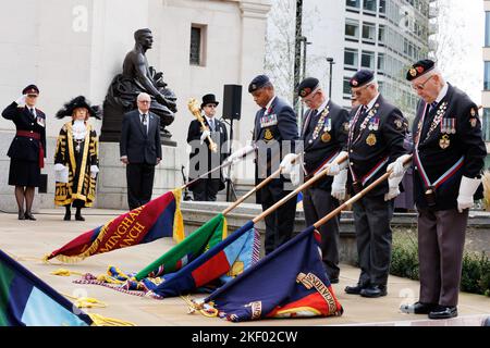 Le service Aristice dans le centre-ville de Birmingham au 11am sur 11 novembre 2022. Le service auquel assistait le Maire a eu lieu à l'extérieur de la salle de la mémoire. Les drapeaux de la Légion britannique sont abaissés à 11am Banque D'Images