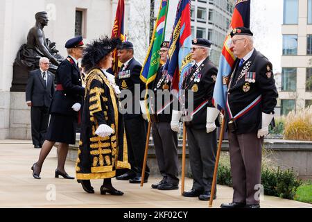 Le service Aristice dans le centre-ville de Birmingham au 11am sur 11 novembre 2022. Le service auquel assistait le Maire a eu lieu à l'extérieur de la salle de la mémoire. Le Lord Mayor inspecte les drapeaux de la Légion britannique. Banque D'Images