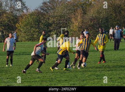 Les footballeurs amateurs jouent un match le week-end à Bromley, dans le Kent. Banque D'Images