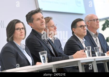 Neubiberg. 15th novembre 2022. Membres de la direction: De gauche à droite: Constanze Hufenbecher (Directeur de la transformation numérique), Andreas Urschitz (Directeur marketing), Jochen Hanebeck (Président de la direction), Dr. Sven Schneider (Directeur financier), Dr. Rutger Wijburg (Directeur des opérations). Photo de groupe. Conférence de presse annuelle INFINEON technologies AG sur 15 novembre 2022 à Neubiberg. Credit: dpa/Alay Live News Banque D'Images