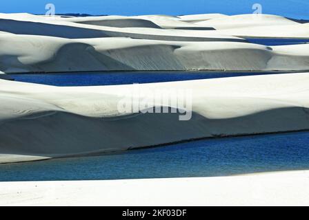 BRÉSIL. NORDESTE. ÉTAT DE MARANHAO. PARC NATIONAL DE LENCOIS MARANHENSES. UN ENDROIT UNIQUE DANS LE MONDE: DES DUNES DE SABLE BLANC IMMACULÉES QUI AGACEMENT POUR TENS DE KI Banque D'Images