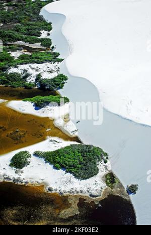 BRÉSIL. NORDESTE. ÉTAT DE MARANHAO. VUE AÉRIENNE DU PARC NATIONAL DE LENCOIS MARANHENSES. UN ENDROIT UNIQUE DANS LE MONDE : DES DUNES DE SABLE BLANC IMMACULÉES Banque D'Images