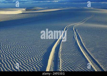 BRÉSIL. NORDESTE. ÉTAT DE MARANHAO. PARC NATIONAL DE LENCOIS MARANHENSES. UN ENDROIT UNIQUE DANS LE MONDE: DES DUNES DE SABLE BLANC IMMACULÉES QUI AGACEMENT POUR TENS DE KI Banque D'Images