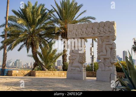 3 novembre 2022 le monument de la porte de la foi se trouve à Peak Park dans le Vieux Jaffa Israël. La statue se compose de piliers sculptés sur lesquels repose un grand Banque D'Images