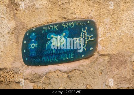 3 novembre 2022 plaque en céramique arty utilisée comme plaque de nom de rue dans l'ancienne ville de Jaffa sur la côte ouest d'Israël Banque D'Images
