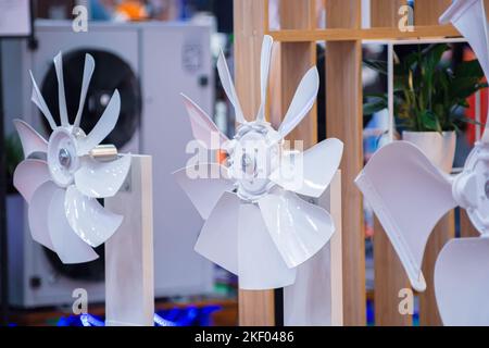 Pales de ventilateur blanches des climatiseurs. Banque D'Images