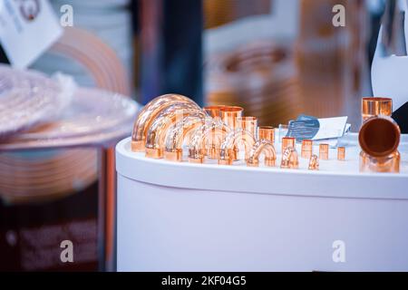 Raccords de tuyaux en cuivre. Jeu de cornières de raccordement en cuivre. Banque D'Images