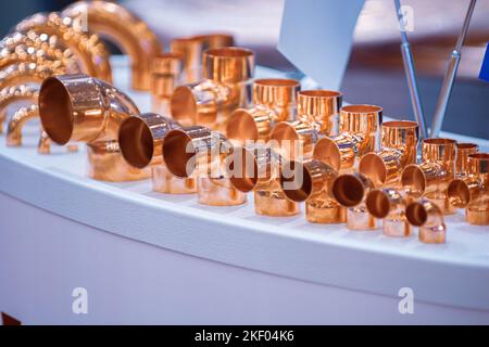 Raccords de tuyaux en cuivre. Jeu de cornières de raccordement en cuivre. Banque D'Images