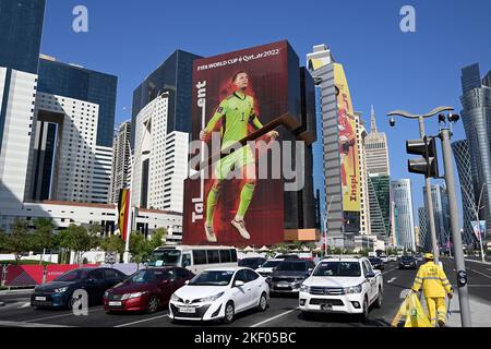 Doha, Qatar. 15th novembre 2022. Surdimensionné, le gardien de but national allemand Manuel Neuer est attaché à la façade d'un bâtiment. Le match d'ouverture entre le Qatar et l'Équateur va lancer la coupe du monde de 2022 sur 20 novembre. Credit: Federico Gambarini/dpa/Alay Live News Banque D'Images