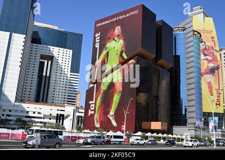 Doha, Qatar. 15th novembre 2022. Surdimensionné, le gardien de but national allemand Manuel Neuer est attaché à la façade d'un bâtiment. Le match d'ouverture entre le Qatar et l'Équateur va lancer la coupe du monde de 2022 sur 20 novembre. Credit: Federico Gambarini/dpa/Alay Live News Banque D'Images