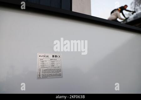 Un artisan installant des panneaux solaires sur une maison. Sur la photo: Panneaux solaires du Groupe Eurener. Banque D'Images