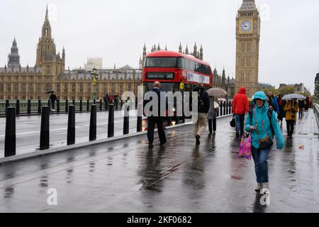 Centre de Londres, Royaume-Uni. 15th novembre 2022. Météo au Royaume-Uni : les touristes et les navetteurs brave les fortes averses de pluie dans le centre de Londres. Londres. Credit: Celia McMahon/Alamy Live News. Banque D'Images