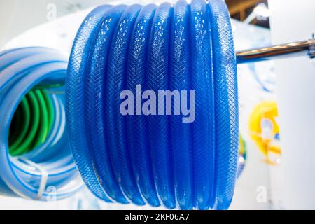 Rouleau d'anneaux de flexible. Flexible enroulé autour de la roue. Banque D'Images