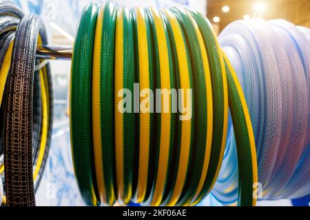 Rouleau d'anneaux de flexible. Flexible enroulé autour de la roue. Banque D'Images