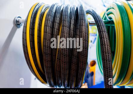 Rouleau d'anneaux de flexible. Flexible enroulé autour de la roue. Banque D'Images