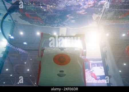 Le robot nettoie la piscine dans l'eau Banque D'Images