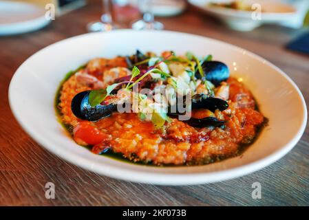 Risotto italien avec fruits de mer au restaurant. Banque D'Images