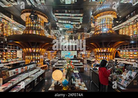 SHANGHAI, CHINE - 15 NOVEMBRE 2022 - Une vue sur la plus belle librairie Zhongshuge Bookstore à Shanghai, Chine, 15 novembre 2022. Banque D'Images