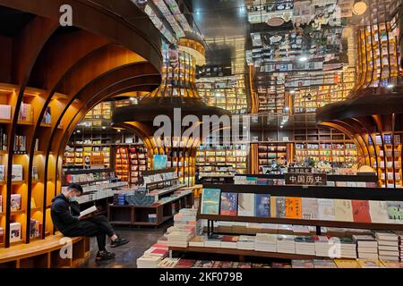 SHANGHAI, CHINE - 15 NOVEMBRE 2022 - Une vue sur la plus belle librairie Zhongshuge Bookstore à Shanghai, Chine, 15 novembre 2022. Banque D'Images