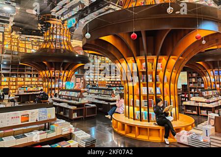 SHANGHAI, CHINE - 15 NOVEMBRE 2022 - Une vue sur la plus belle librairie Zhongshuge Bookstore à Shanghai, Chine, 15 novembre 2022. Banque D'Images