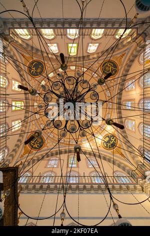 Vue panoramique sur le dôme de la mosquée d'Ayazma. Photo de fond de l'architecture islamique. Istanbul Turkiye - 9.24.2022 Banque D'Images