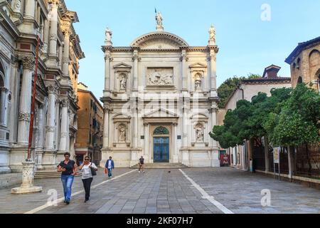 VENISE, ITALIE - 11 SEPTEMBRE 2018 : c'est l'église médiévale de San Rocco avec une façade baroque du 18th siècle dans le quartier de San Polo. Banque D'Images