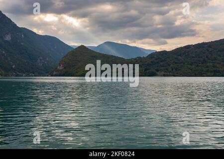 Le lac Perucac et la montagne de Tara avec un ciel incroyable au coucher du soleil Banque D'Images