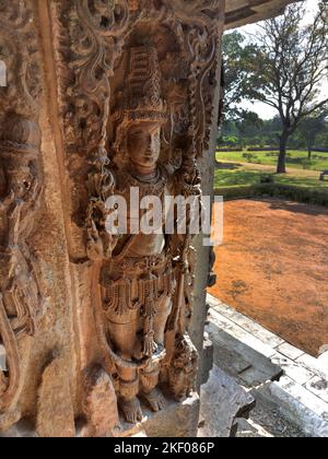 Une sculpture du Seigneur Vishnu ornant les murs extérieurs du temple Hoysaleswara à Halebidu, Karnataka, Inde. Banque D'Images