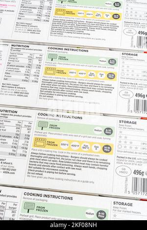 Comment faire cuire / renseignements de cuisson étiquetage sur une boîte en papier contenant l'étiquette de l'ASDA, prix économique, hamburgers de boeuf. Pour les compétences de base en cuisine. Banque D'Images