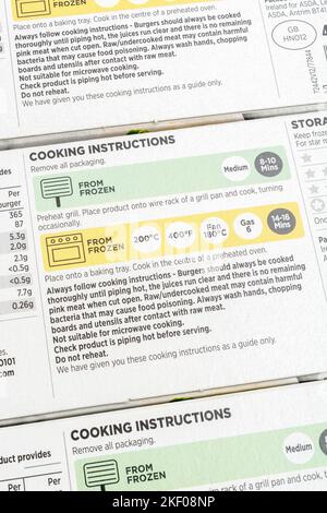 Comment faire cuire / renseignements de cuisson étiquetage sur une boîte en papier contenant l'étiquette de l'ASDA, prix économique, hamburgers de boeuf. Pour les compétences de base en cuisine. Banque D'Images