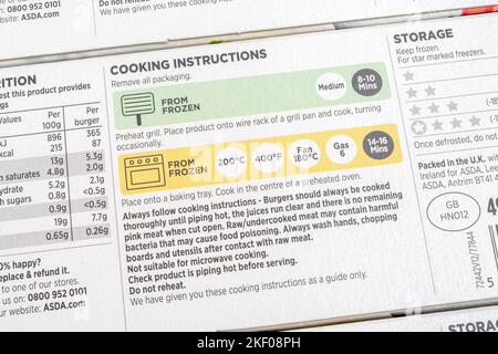 Comment faire cuire / renseignements de cuisson étiquetage sur une boîte en papier contenant l'étiquette de l'ASDA, prix économique, hamburgers de boeuf. Pour les compétences de base en cuisine. Banque D'Images